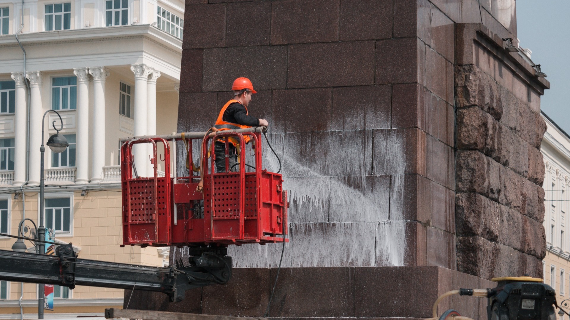 Заблестели на солнце: памятники во Владивостоке начали мыть к череде праздников