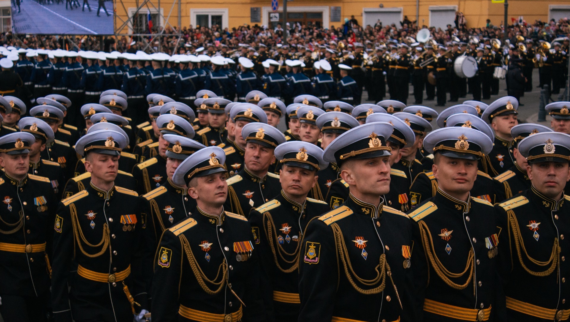 Мужчины в форме, мощная техника и гордость за Россию: День Победы в Приморском крае